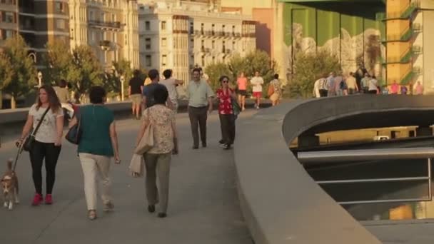 Überfüllte Stadtstraße am Sommerwochenende — Stockvideo