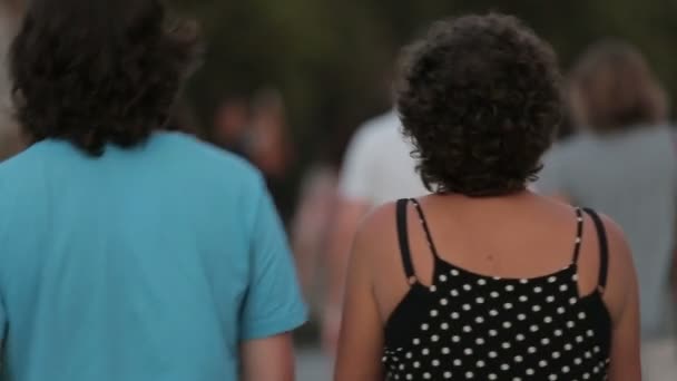 İnsanlar çeşitli yaş ve cinsiyet yürüyüş — Stok video