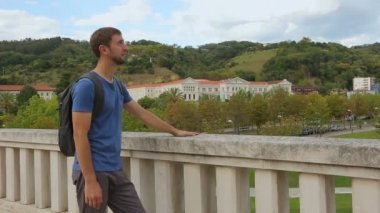 Genç erkek turizm pitoresk zevk
