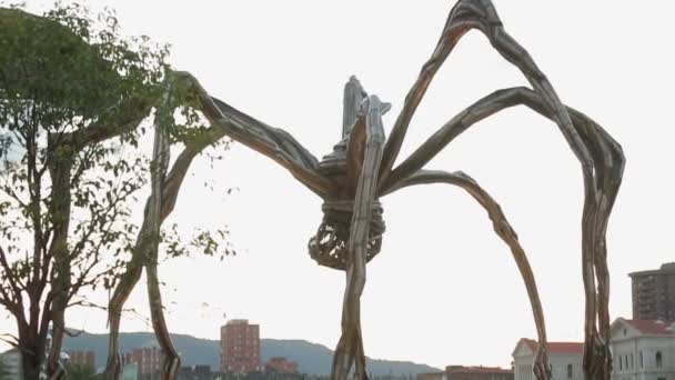 Crowd walking under Spider Maman — Stock Video