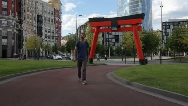 Komea turisti kävelee — kuvapankkivideo