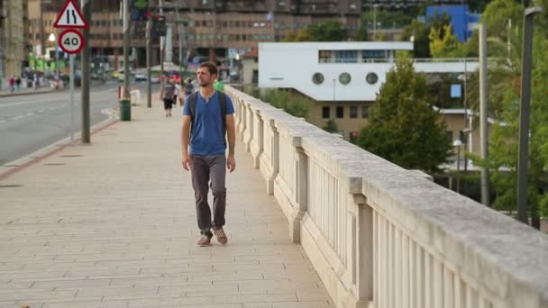 Man stops to look at city landmark