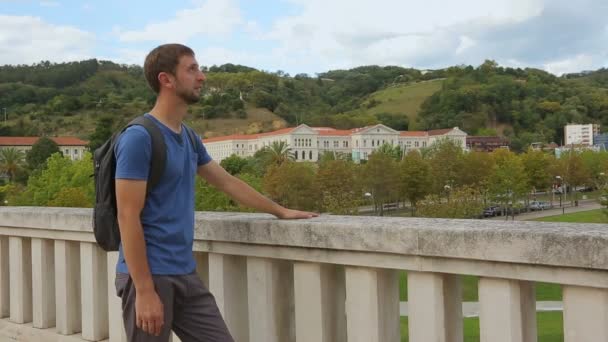 Jeune touriste masculin appréciant pittoresque — Video