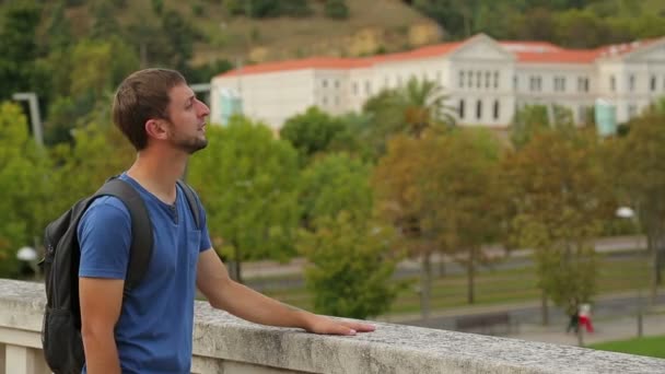 Hombre con mochila buscando — Vídeo de stock