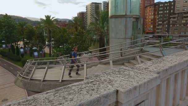 Homem viajante andando por aí — Vídeo de Stock