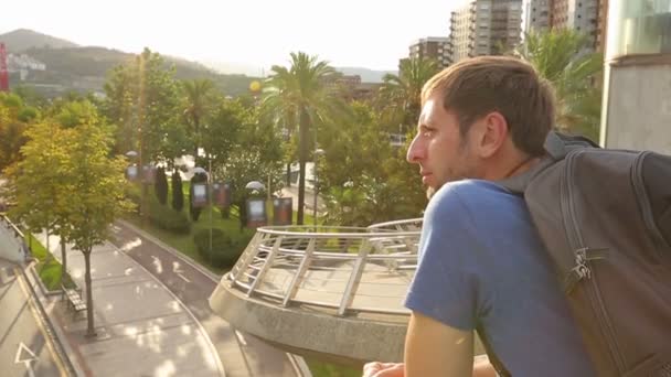 Turista disfrutando de increíble balcón — Vídeos de Stock