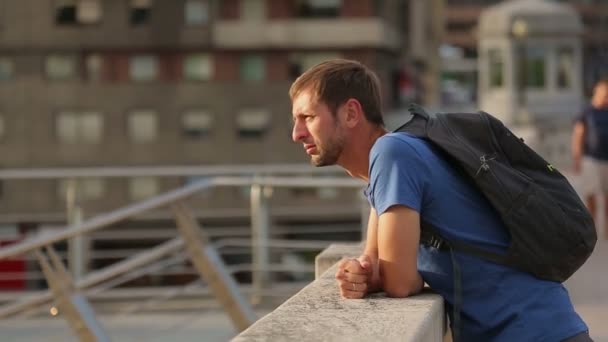 Турист стоїть на мосту — стокове відео