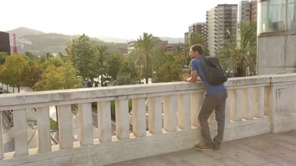 Αρσενικό ταξιδιώτη που στέκεται πάνω σε γέφυρα — Αρχείο Βίντεο