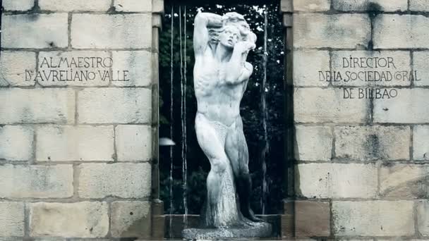 Monumento al director de tareas españolas Aureliano Valle, famoso hito en Bilbao — Vídeo de stock