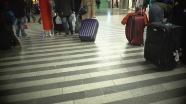 Birçok kişi Bagaj ile yürüyüş