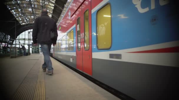 Городской поезд уходит с железнодорожной платформы — стоковое видео