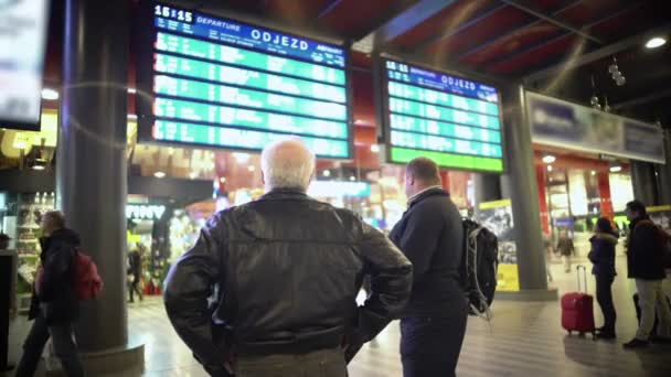 Passageiros à espera de um comboio — Vídeo de Stock