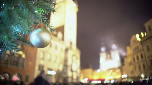 Praça da cidade lotada na véspera de Natal, pessoas desfrutando de clima de férias de inverno — Vídeo de Stock