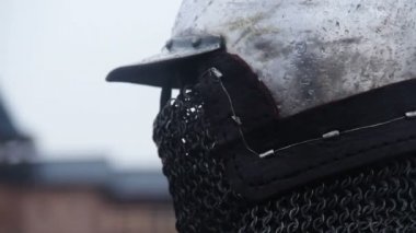 Ortaçağ Şövalyesi giyen çelik kask