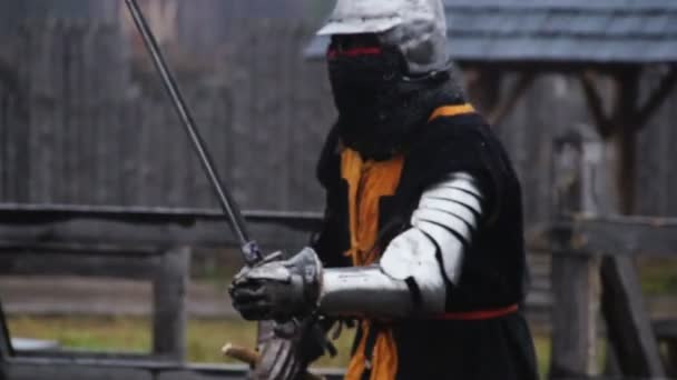 Могутній лицар атакує суперника — стокове відео