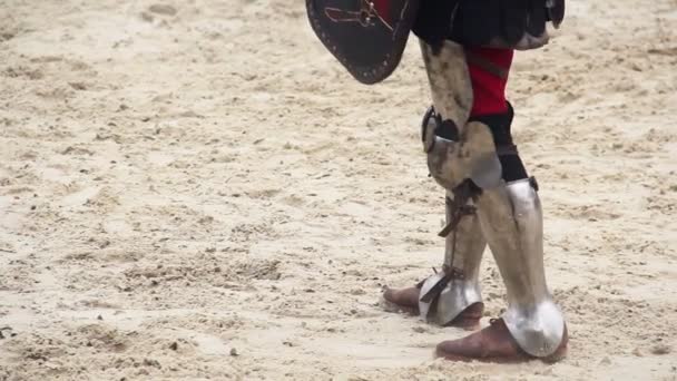 Rivales de torneos en la lucha de armaduras de acero — Vídeo de stock