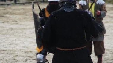 İki şövalyeler ve hakem olarak savaş alanında