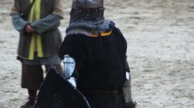 Tarihi zırh takım elbise giyen erkekler