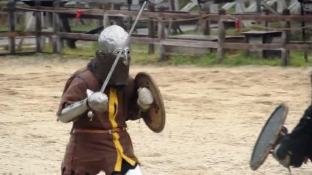 Dos hombres recreando torneo medieval — Vídeo de stock