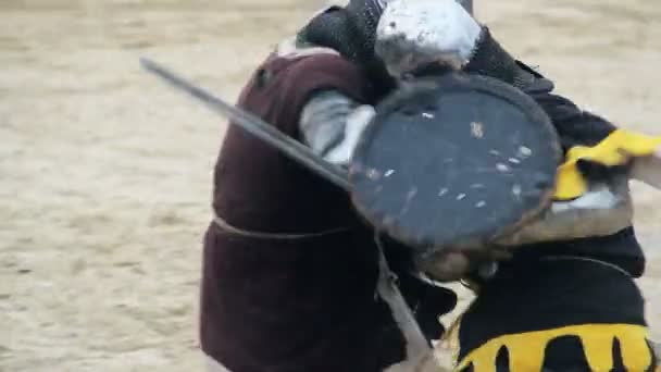 Мужчины в средневековых костюмах — стоковое видео