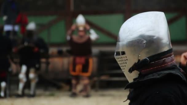 Medieval soldier accepting challenge — Stock Video