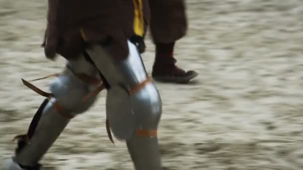 勇敢な中世騎士の水ぶくれが生じる攻撃 — ストック動画