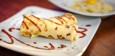 Leziz bir kahvaltı beyaz tabakta servis