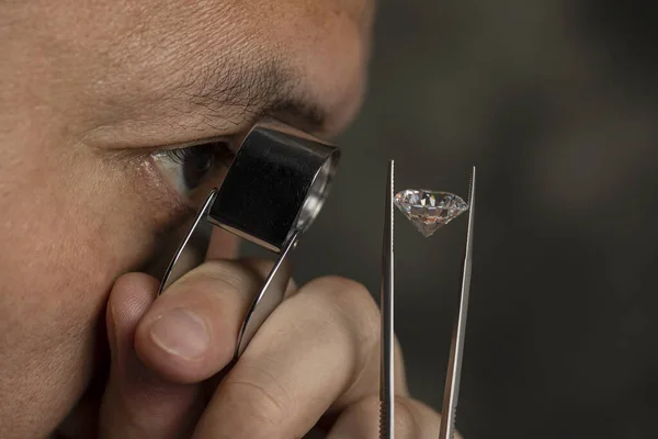 Κοσμηματοπώλης Γυαλιά Που Κοιτάζει Μέσα Από Τον Λούπε Διαμάντι Φυσικό — Φωτογραφία Αρχείου