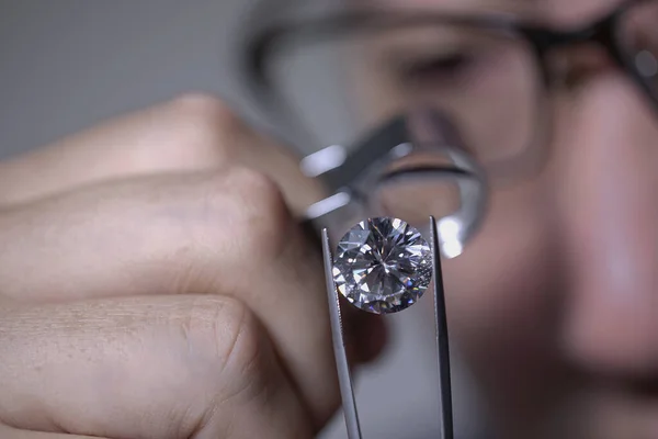 Homem Joalheiro Óculos Olhando Através Lupa Diamante Diamante Natural Brilhante — Fotografia de Stock