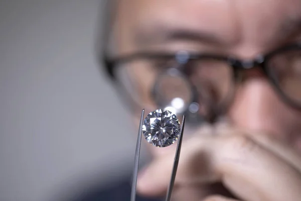 Bijoutier Regardant Le Diamant à Travers Loupe Loupe Image stock