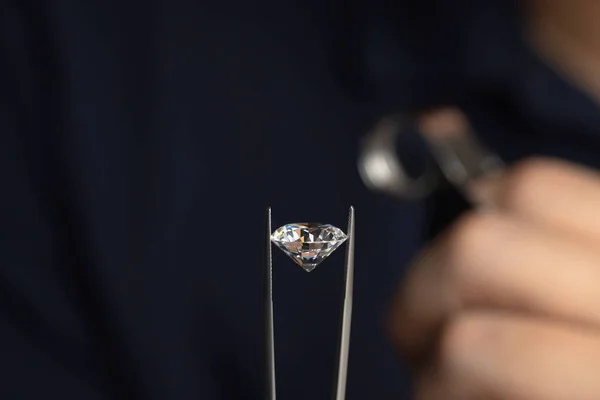 Muž Šperkař Ruka Drží Pěkný Luxusní Diamant Známkování Drahokamů Drahokamů — Stock fotografie