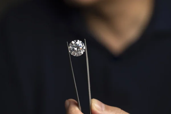 Muž Šperkař Ruka Drží Pěkný Luxusní Diamant Známkování Drahokamů Drahokamů — Stock fotografie