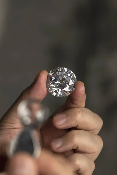 男性の宝石商の手は素敵な高級ダイヤモンドを保持 宝石をグレーディング貴重な石 ダイヤモンド事業 宝石学研究室試験 高価な商品試験 — ストック写真
