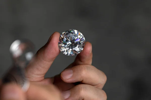 Muž Šperkař Ruka Drží Pěkný Luxusní Diamant Známkování Drahokamů Drahokamů — Stock fotografie