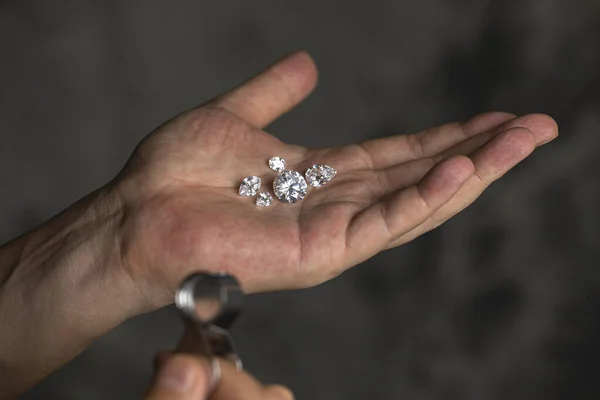 Hombre Joyero Mano Sosteniendo Bonito Diamante Lujo Clasificación Piedras Preciosas — Foto de Stock