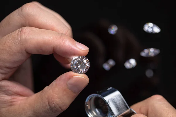 Man Juwelier Hand Met Mooie Luxe Diamant Edelstenen Sorteren Diamanthandel — Stockfoto