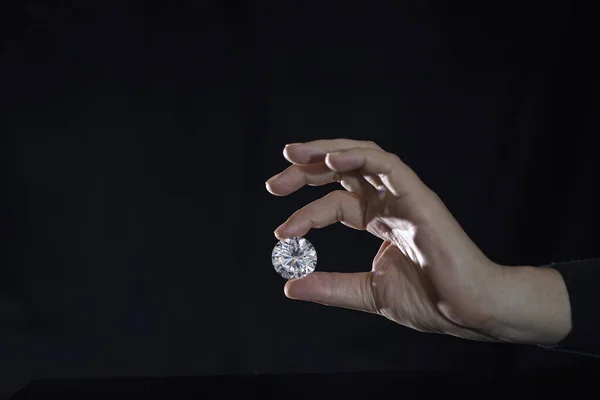 Muž Šperkař Ruka Drží Pěkný Luxusní Diamant Známkování Drahokamů Drahokamů — Stock fotografie