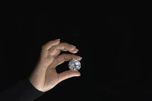 Κοσμηματοπώλης Κρατάει Ένα Ωραίο Διαμάντι Πολυτελείας Βαθμολόγηση Πολύτιμων Λίθων Επιχειρήσεις — Φωτογραφία Αρχείου