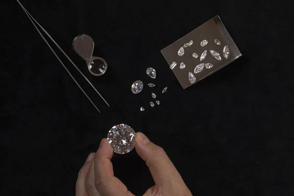 Vista Superior Sobre Diamantes Tallados Pulidos Surtido Con Mano Lupa —  Fotos de Stock