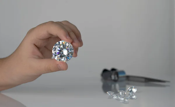 Juweliershand Met Diamanten Diamantbedrijf Inspectie Verkoop Van Briljanten Sieraden Edelstenen — Stockfoto