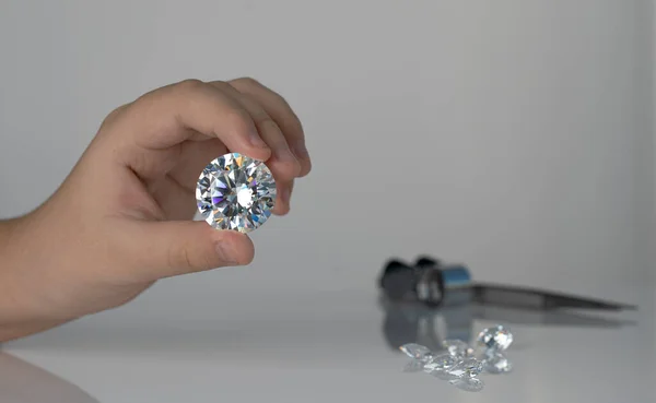 Juwelier Mit Diamanten Der Hand Diamantengeschäft Bei Der Inspektion Und — Stockfoto