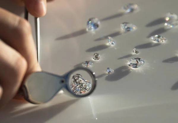 Mano Joyero Sosteniendo Diamantes Negocio Del Diamante Inspección Venta Brillantes — Foto de Stock