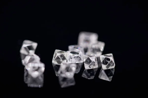 Φυσικά ακατέργαστα διαμάντια σε μαύρο φόντο ταξινομημένα κατά μέγεθος και σχήματα. — Φωτογραφία Αρχείου