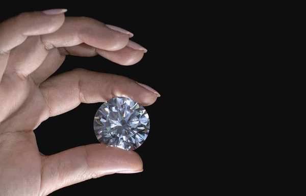 Grande diamante taglio rotondo in mano su sfondo nero con spazio copia. Concetto lusso. — Foto Stock