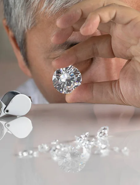 Primer plano de las manos de los distribuidores de diamantes que evalúan el diamante en la exposición internacional de joyas — Foto de Stock