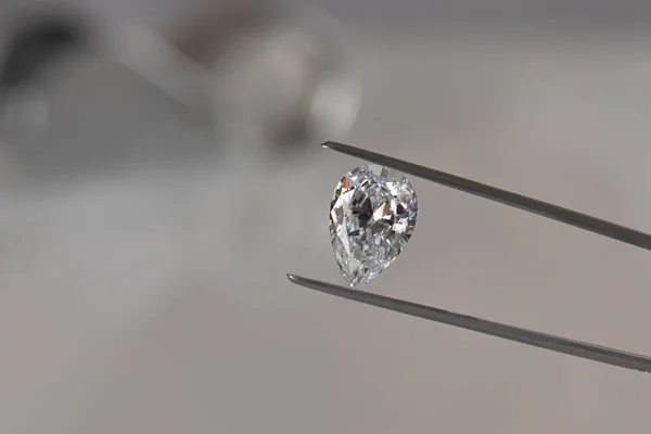 Nahaufnahme von Diamantenhändlern bei der Bewertung von Diamanten auf der internationalen Schmuckmesse — Stockfoto