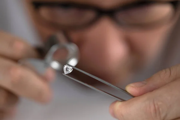 国際ジュエリー展でダイヤモンドを評価ダイヤモンドディーラーの手の閉じる — ストック写真