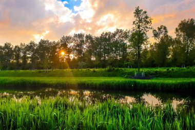 Su kütlesi ve bulutlu gökyüzü ile gün batımı. Doğadan farklı renk kalıpları.
