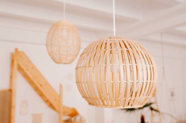 Tavanda şık minimalist bambu avizeleri