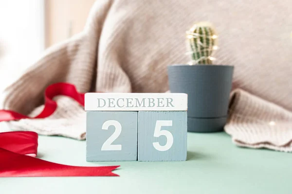 Wooden Calendar Cubes Date December Red Ribben Beige Cozy Sweater — Foto Stock